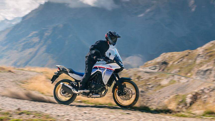 XL750 Transalp sur une route de montagne.