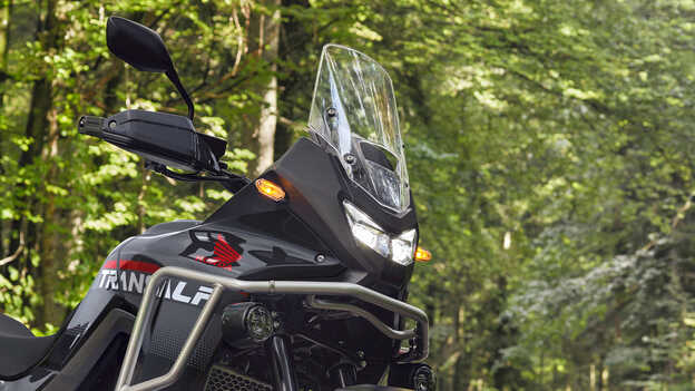 Gros plan sur la protection contre le vent sur une moto XL750 Transalp.