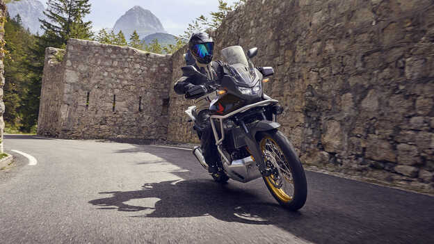 Motard conduisant une moto XL750 Transalp en zone urbaine.