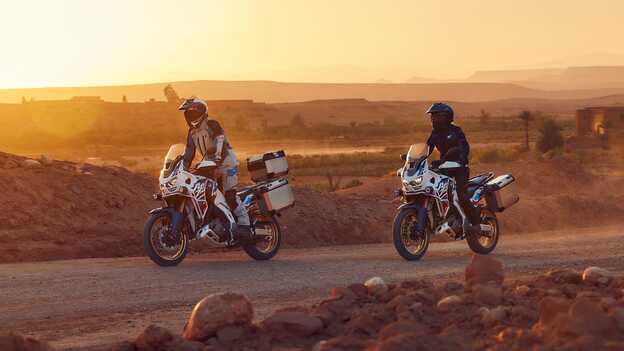 Africa Twin Adventure Sports sur un chemin de terre