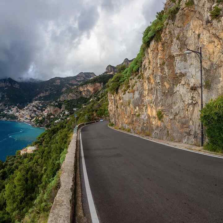 Route panoramique sur falaises rocheuses et paysage de montagne au bord de la mer Tyrrhénienne. Côte Amalfitaine, Positano, Italie. Voyage riche en émotions. Vue panoramique