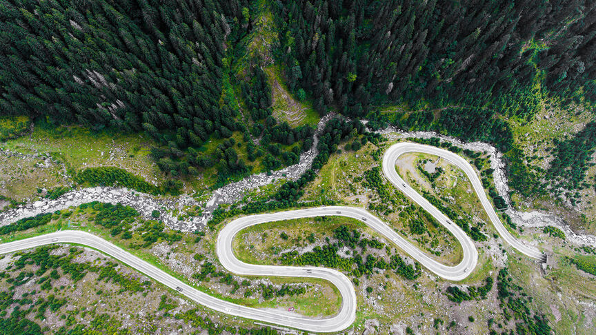 Route le long des Alpes suisses à Andermatt