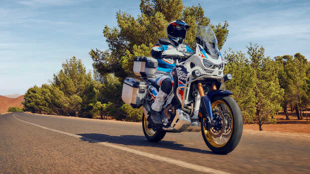 Africa Twin Adventure Sports avec motard sur route