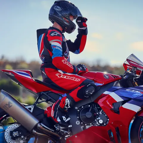 Fireblade avec pilote sur le point de prendre la piste.