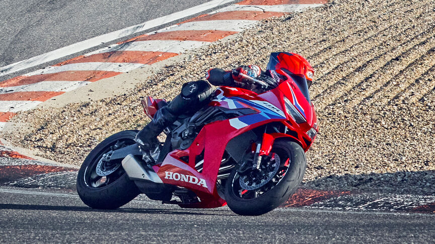 Fireblade 2024 avec pilote sur piste