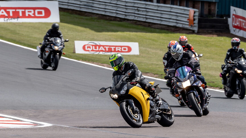 Fireblade 2024 avec pilote sur piste