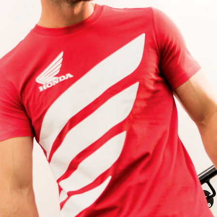 Homme portant un t-shirt avec les ailes Honda.