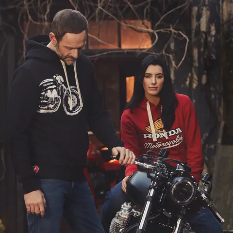 Gamme de vêtements Honda Vintage 2024 avec mannequins et moto