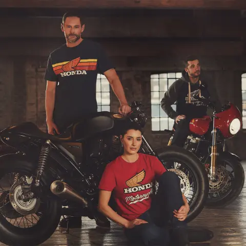 Gamme de vêtements Honda Vintage 2024 avec mannequins dans des escaliers et des motos vintage