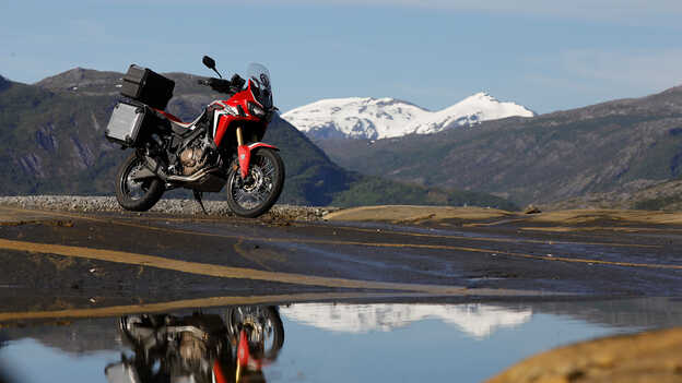 Africa Twin à l'arrêt avec des montagnes en arrière-plan