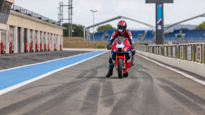 Honda CBR1000RR-R rouge Grand Prix immobile sur circuit