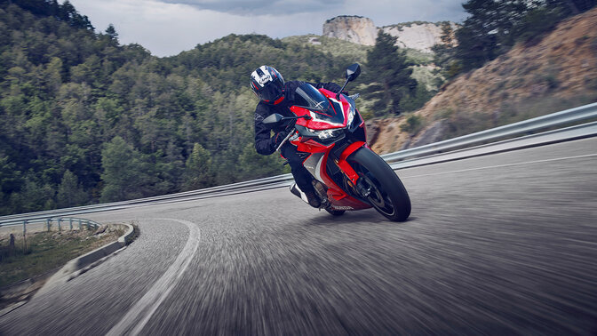 Honda CBR500R sur une route de montagne