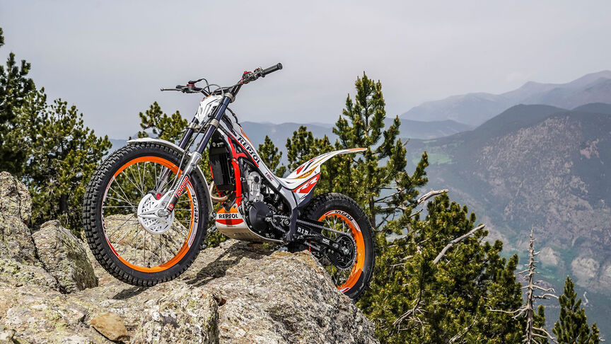 La Montesa Cota 4RT Race Replica de côté sur un plan statique