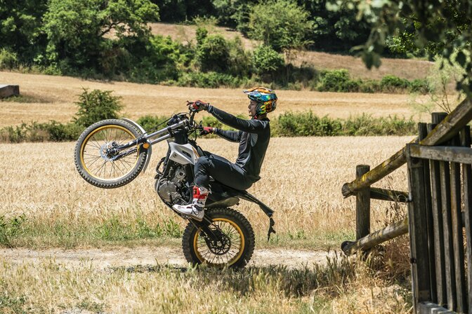 Toni Bou exécutant un stoppie