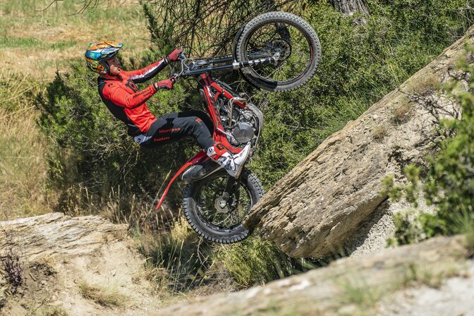 Toni Bou exécutant un stoppie