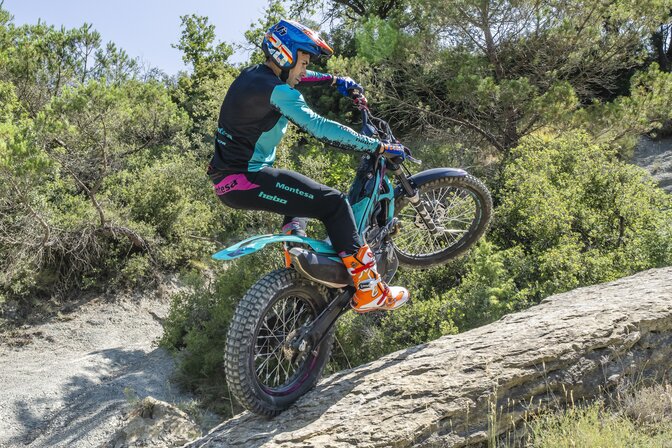 Toni Bou exécutant un stoppie