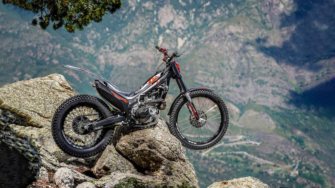 Vue latérale de la Honda Montesa Cota 4RT 301RR sur un rocher, vue du côté droit.