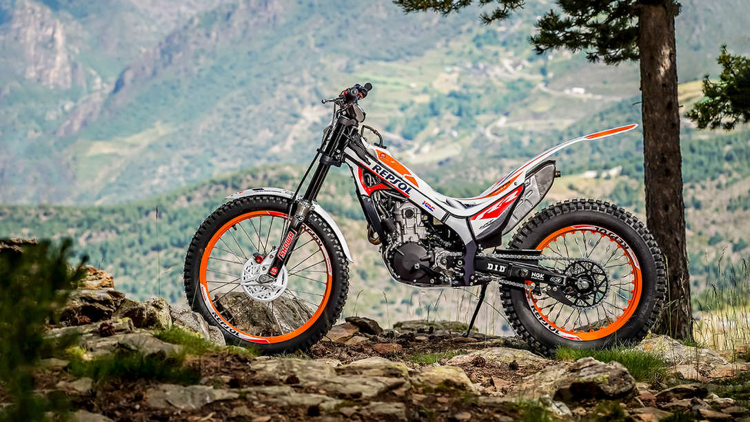 Côté gauche de la Honda Montesa Cota 4RT 301RR race replica, en montagne