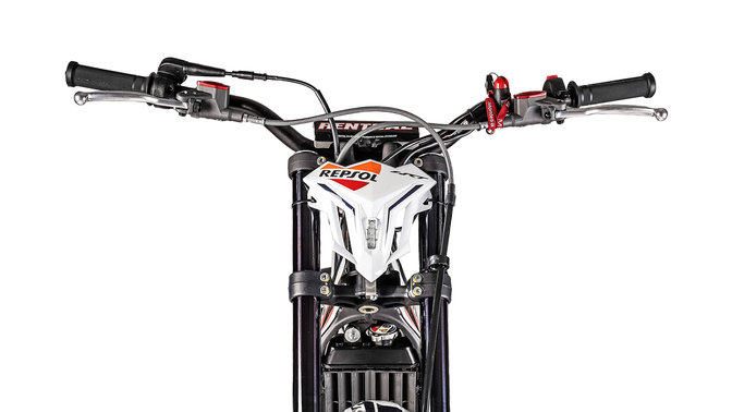 Gros plan du guidon de la Honda Montesa Cota 4RT 301RR race replica vu de l’avant.