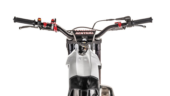 Gros plan du guidon de la Honda Montesa Cota 4RT 301RR race replica vu de l’arrière.