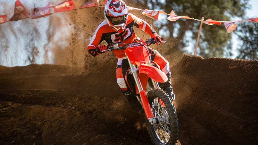 Deux pilotes franchissant des sauts sur la Honda CRF450R.