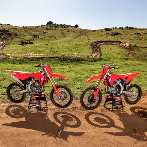 Vue avant dynamique de la Honda CRF250R sur piste avec un pilote MX