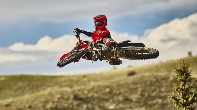 Honda CRF450R en piste avec un pilote de motocross