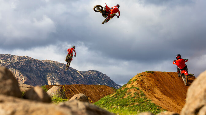 Honda CRF450R en piste avec un pilote de motocross