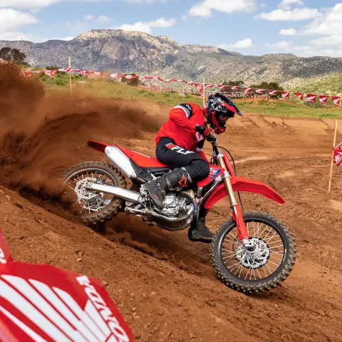 Honda CRF450R en piste avec un pilote de motocross