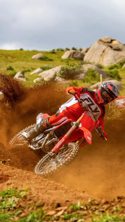  CRF450R en piste avec un pilote MX