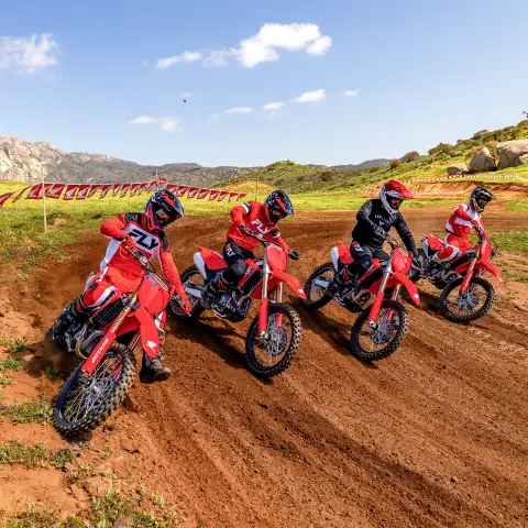 Honda CRF450R en piste avec un pilote de motocross