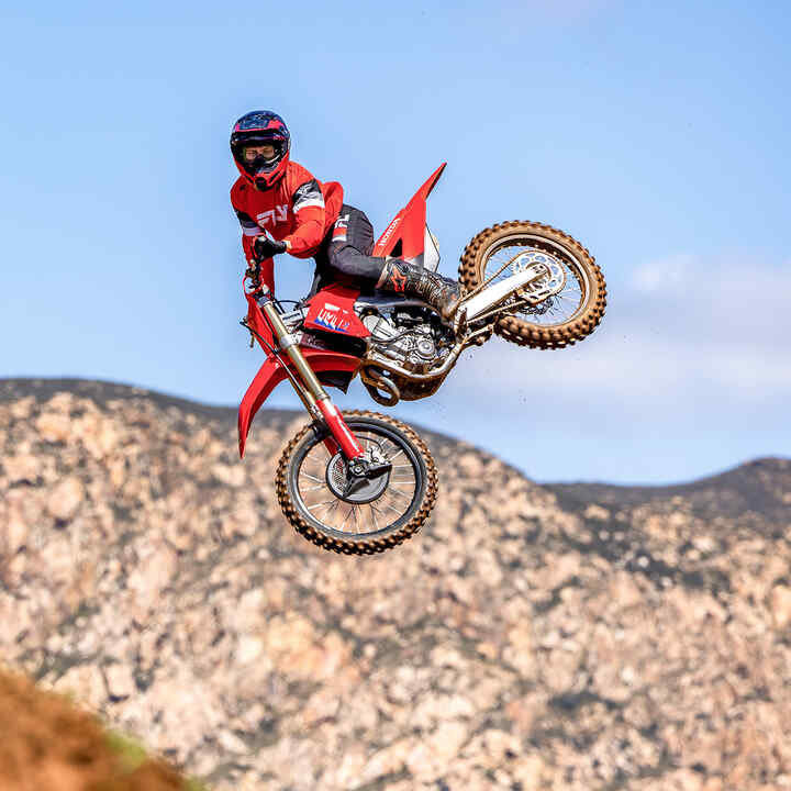 CRF450R sur piste avec un pilote MX