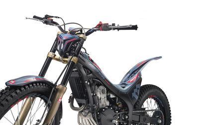 Honda Montesa Cota 301RR 3, côté gauche trois quarts de face, gros plan sur le modèle Gris Sonique