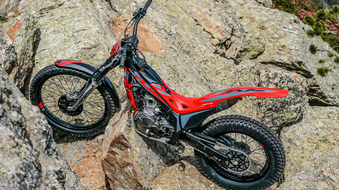 Le côté de la Montesa Cota 4RT sur un plan statique, en extérieur