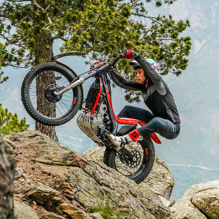 Prise de vue dynamique de la MONTESA COTA 4RT 260R