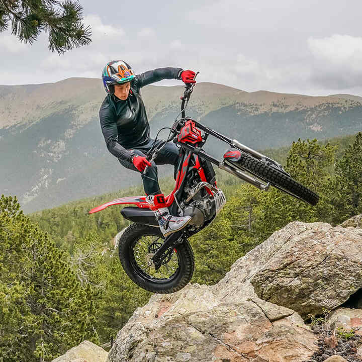 La Honda Montesa Cota 4RT 260R en mouvement hors route.