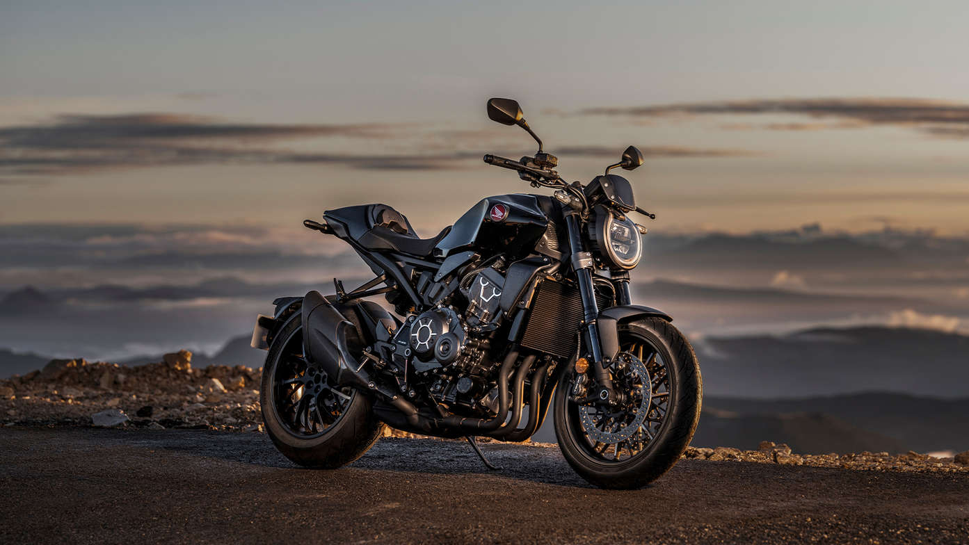 Vue de trois quarts côté droit et statique de la CB1000R Black edition, au sommet d’une montagne