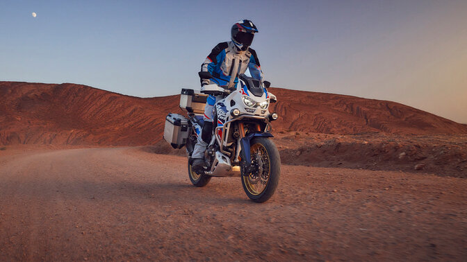 Mannequin portant des vêtements Honda Vintage avec sweat à capuche sur une moto