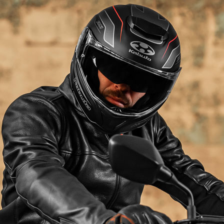 Casque Honda Kabuto, Ibuki - Envoy Flat Black - CB650F, vue avant, sur la tête d'un motard