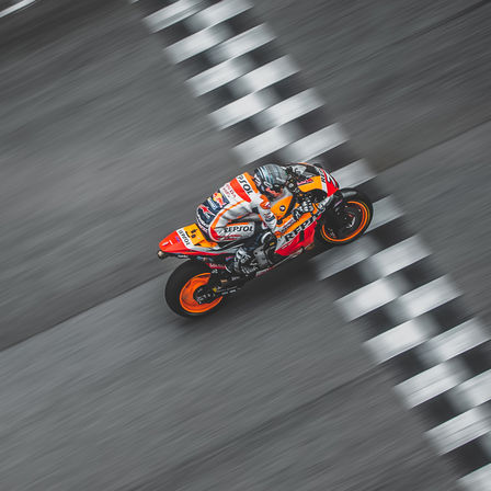 Pilote Honda de MotoGP qui franchit la ligne d&rsquo;arriv&eacute;e.