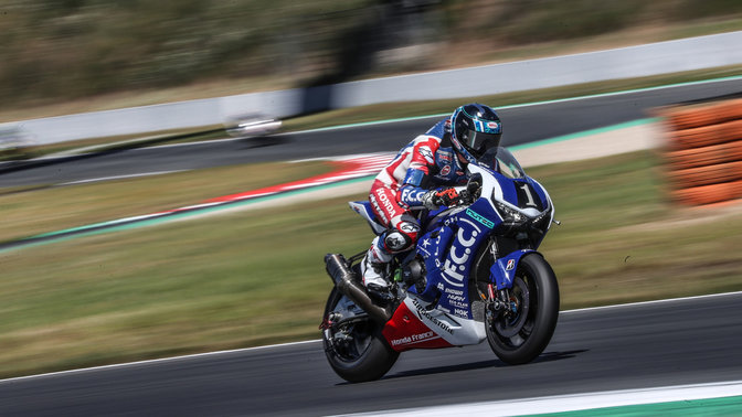 Vue de trois quarts face de la Honda Fireblade pendant une course EWC.