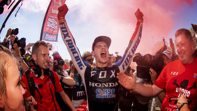 Pilote Honda MXGP qui f&ecirc;te une victoire.
