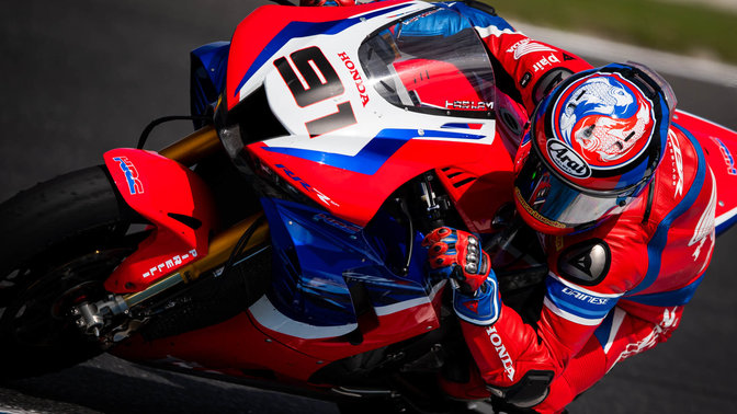 Vue de trois quarts face de la Honda Fireblade dans une course WSBK.