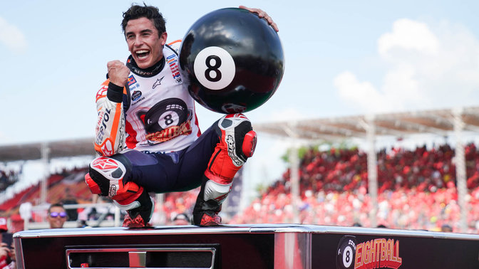 Marc Marquez, pilote Honda de MotoGP, célébrant sa victoire.