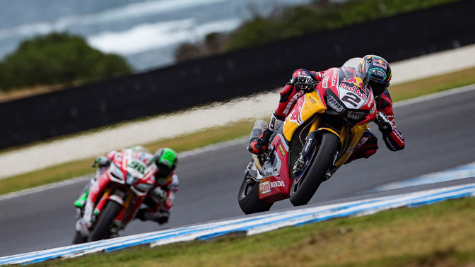 Vue de trois quarts face de la moto Honda WSBK pendant la course.