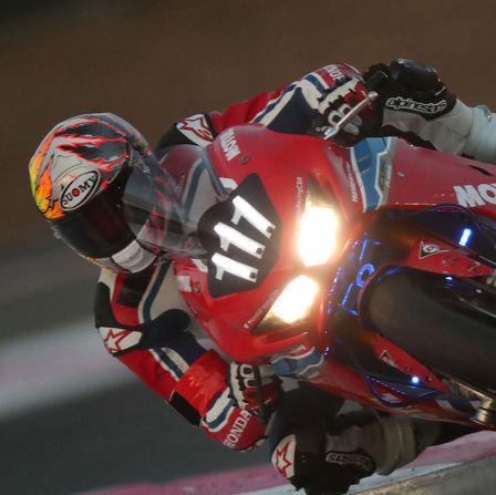 Gros plan de la moto Honda EWC sur la piste de course.