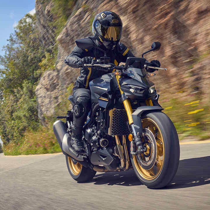 Vue dynamique des trois quarts avant de la CB1000 Hornet