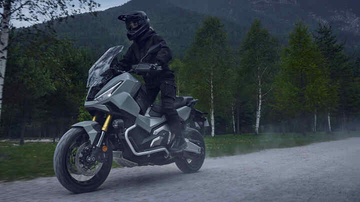 X-ADV VUE DE CÔTÉ SUR PISTE EN TERRE