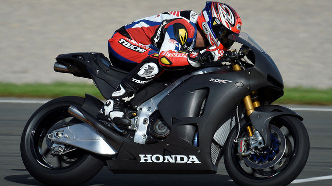 Gros plan sur la RC213V-S &eacute;quip&eacute;e course