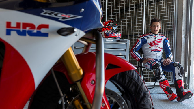 Vue lat&eacute;rale en gros plan de la roue avant de la RC213V-S avec Marc M&aacute;rquez